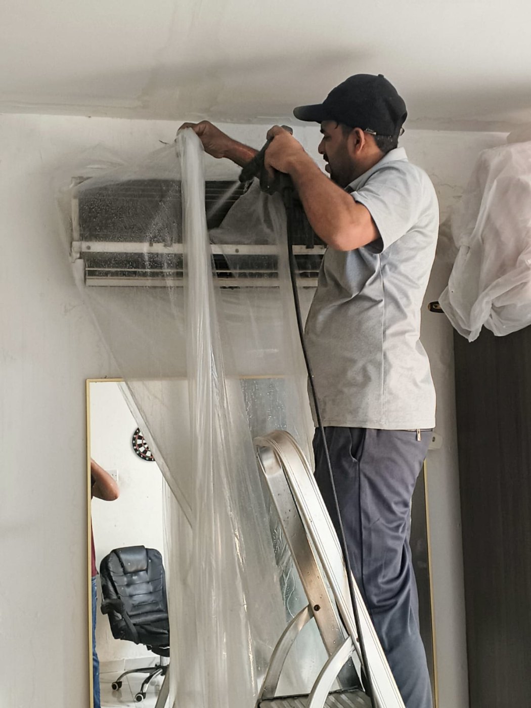Deep-cleaning a wall-mounted split AC indoor unit in Dubai